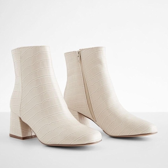 Women’s STEVE MADDEN Darma bone crocodile ankle boot- Size 9.5 - Picture 1 of 8